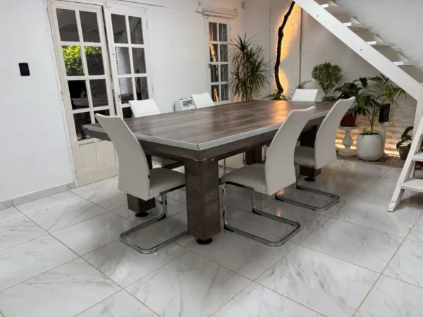 Mesa Moscú usada como mesa de comedor