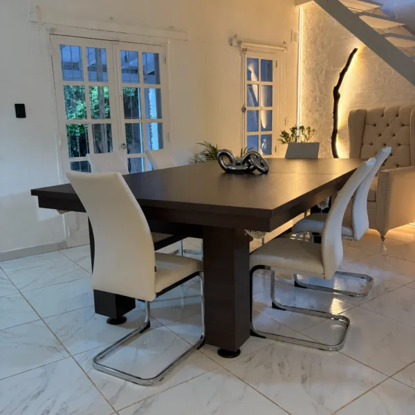 Mesa Giusseppe Wengue usada como mesa de comedor