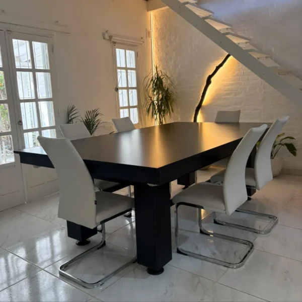 Mesa San Giovanni usada como mesa de comedor