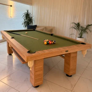 Sala de juegos con mesa de billar de madera
