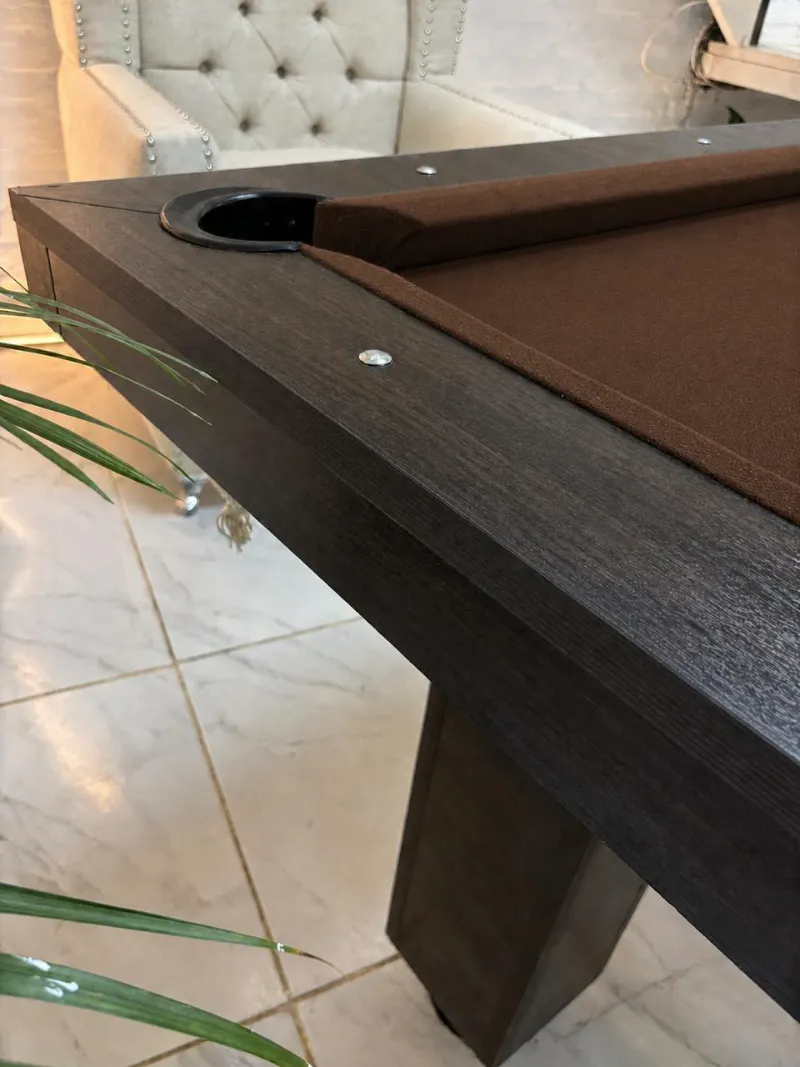 Detalle de la mesa Giusseppe Wengue con paño chocolate y buchaca